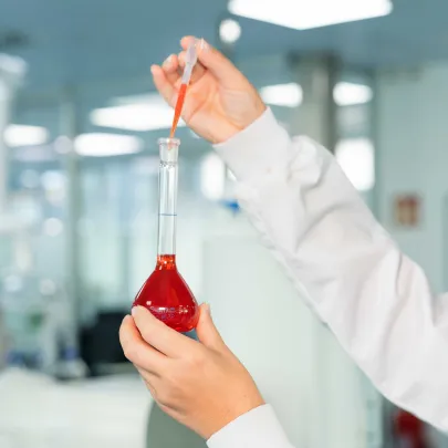 Técnica de laboratorio usando pipeta con precisión en investigación científica