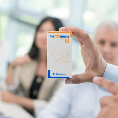 Manos sosteniendo packaging de producto nutracéutico